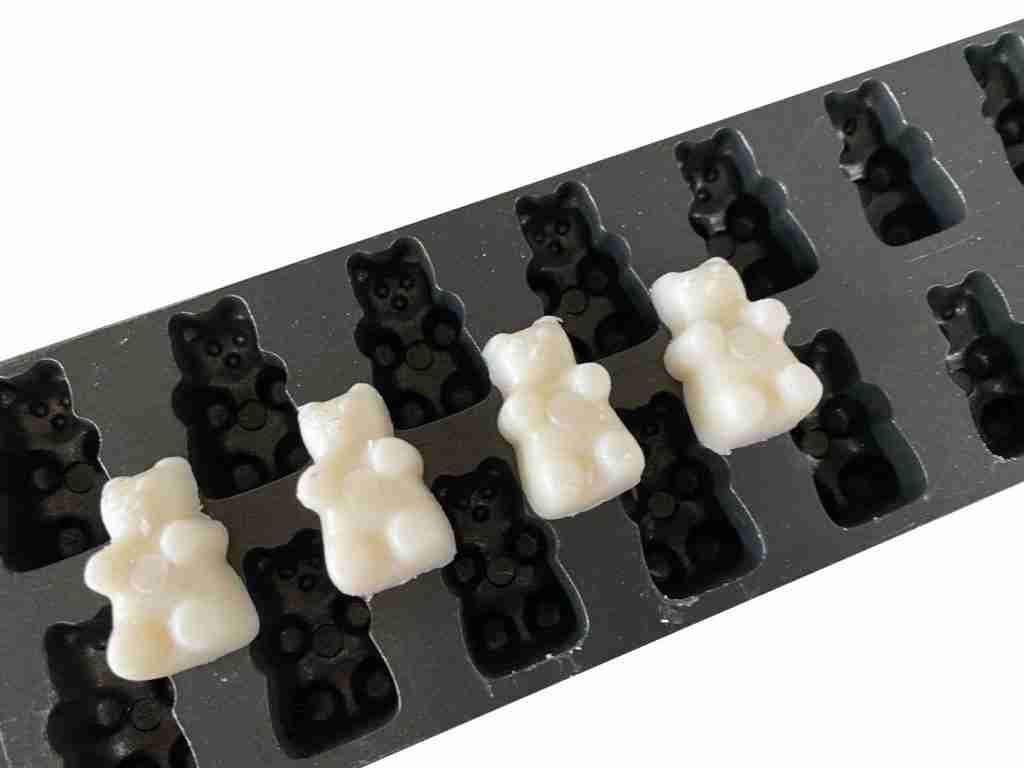 what types of sweeteners can be used in a gummy bear machine, and how are they incorporated?
