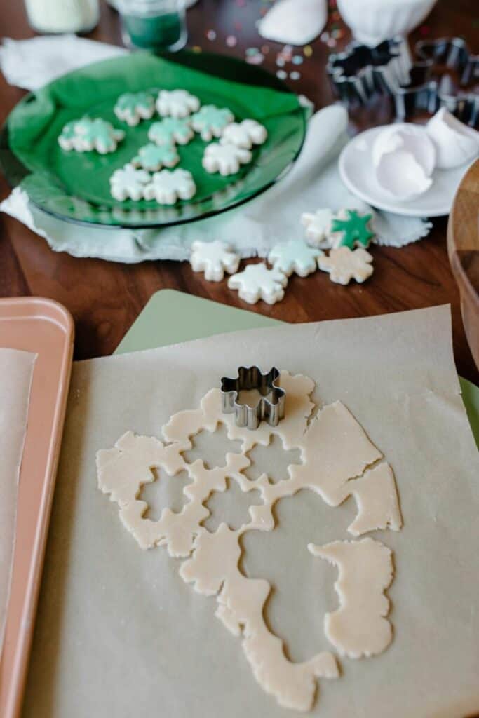 In-depth technical analysis of automatic cookie cutter systems. Covers dough handling, cutting mechanisms, control systems & engineering design for operators.