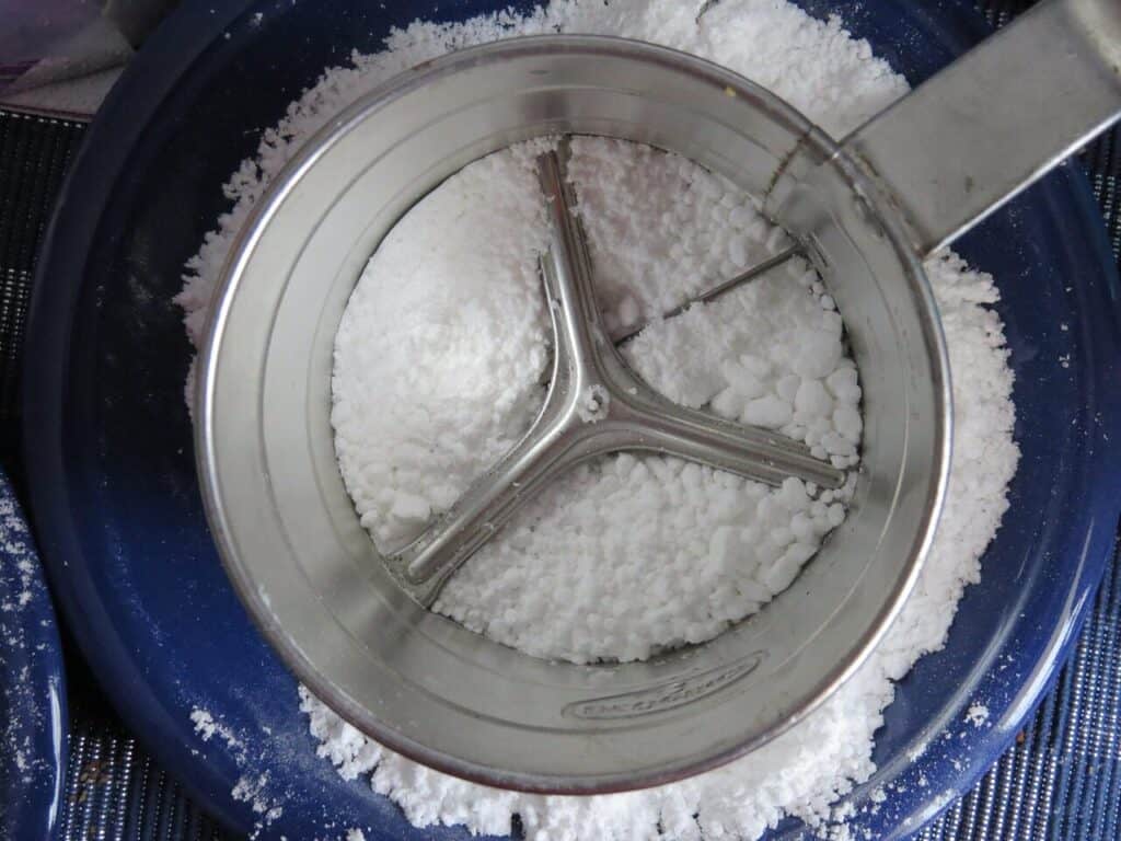single hand flour sifter, powdered sugar, icing sugar, powdered sugar sieve, flour sifter, metal, equipment, kitchen appliance, kitchen help, sieve, household goods, flour sifter, flour sifter, flour sifter, flour sifter, sieve, sieve, sieve, sieve, sieve